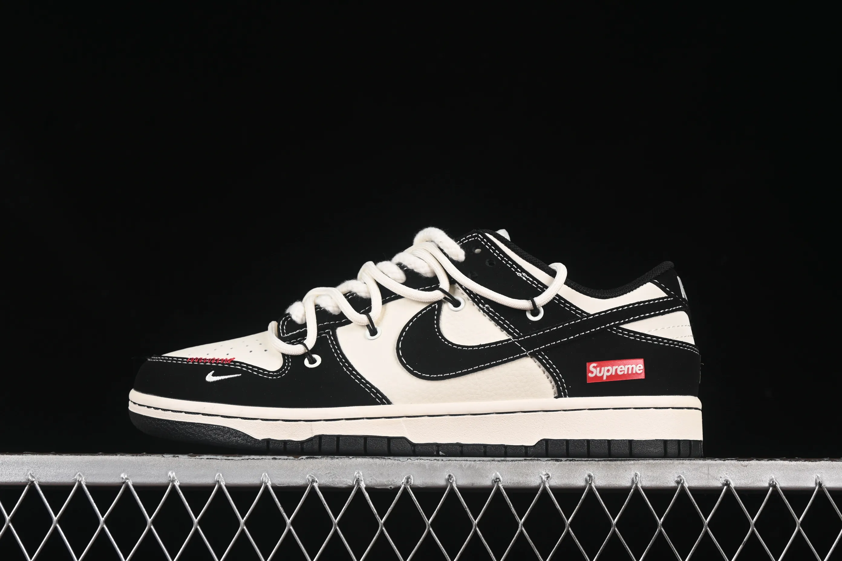 All categories Nk SB Dunk Series Nk SB Dunk Low High-end customized low-top sneakers Nike SB Dunk Low SUP series Strap black and white black hook Anniversary high-end customized low-top casual sneakers YX5066-280